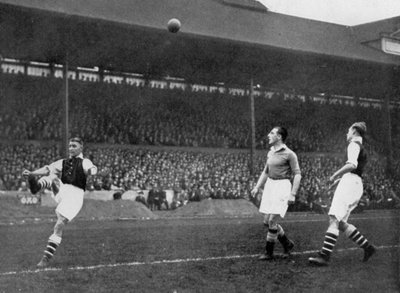 Akrobatik i en match mellan Arsenal och Chelsea på Stamford Bridge, London, c1933-c1938 av Sport and General