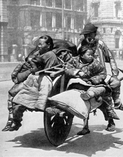 Kinesisk familj på en vagn, 1936. av Sport and General
