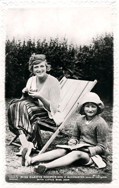 Gladys Cooper 1888-1971, engelsk skådespelerska, med sin dotter Joan, tidigt 1900-tal. av Sport and General