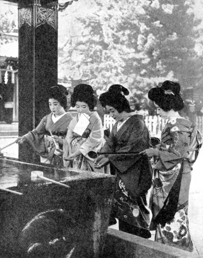 Japanska kvinnor tvättade sina händer innan de gick in i ett tempel, 1936. av Sport and General