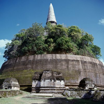 Vy över stupan Rankoth Vehera av Sri Lankan School