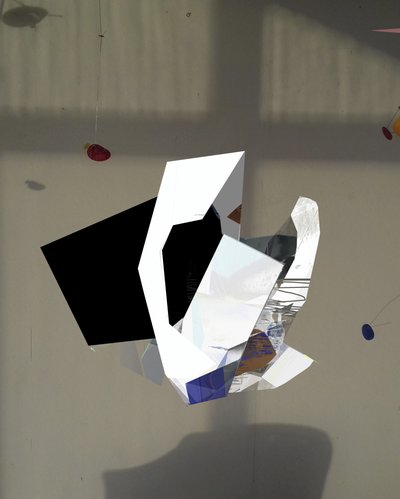 Flytande geometrisk skulptur av Stefan Fransson