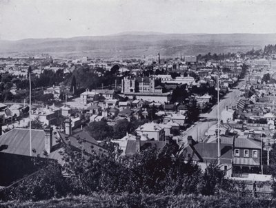 Launceston: Utsikt från Upper Brisbane Street, med utsikt över Brisbane och Paterson Streets, State High School i centrum (s/v foto) av Stephen Spurling