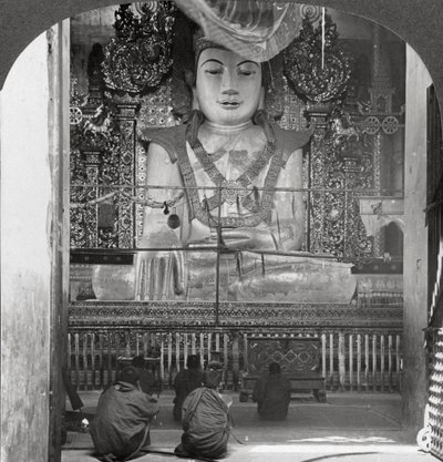 Marmorbuddha i en pagod, Mandalay, Burma, 1908. av Stereo Travel Co