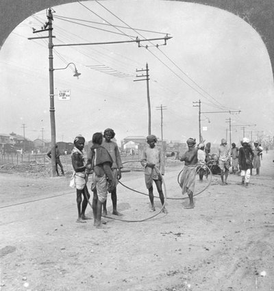 Män på väg att dra ett tungt lass, Rangoon, Burma, 1908 av Stereo Travel Co
