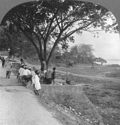 Flodfront och strand, Bhamo, Burma, 1908 av Stereo Travel Co