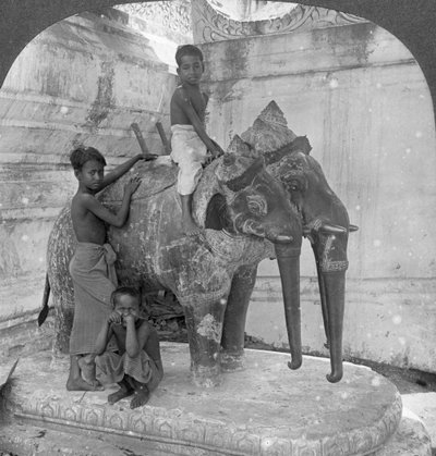 Trehövdad elefant som vaktar en fristad, Arakan Pagoda, Mandalay, Burma, 1908. av Stereo Travel Co