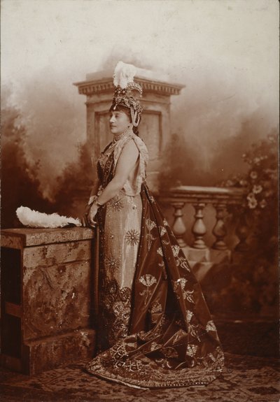 Louise, hertiginna av Devonshire, som Zenobia, drottning av Palmyra, hertiginnan av Devonshires diamantjubileumsbal i Devonshire House av Studio Lafayette