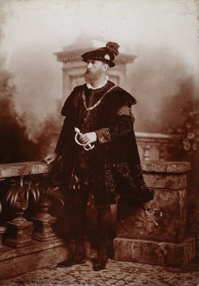 Spencer Compton Cavendish, 8:e hertigen av Devonshire, som kejsar Charles V, hertiginnan av Devonshires diamantjubileumsbal i Devonshire House av Studio Lafayette