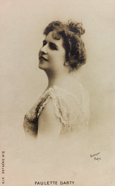 Porträtt av den franska sångerskan Paulette de Bardy, känd som Paulette Darty; vykort av Studio Reutlinger