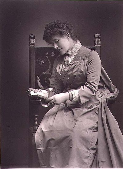 Ellen Terry (1847-1928) porträttfotografi, mitten av 1880-talet (s/v foto) av Studio Walery