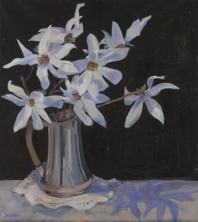 Vita magnolior i silverkanna, 2019 av Sue Wales