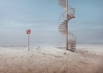 En surrealistisk trappa i öknen av Sulaiman Almawash