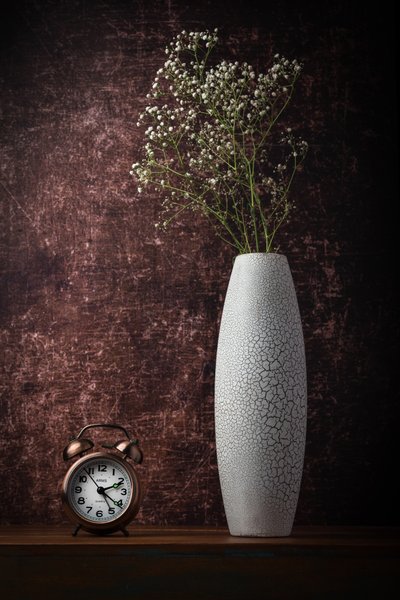 Vintageklocka och blommor av Sumit Dhuper
