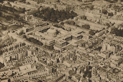 "Novel view of the British Museum Surrounded By The Massed Trees of Bloomsbury", c1935. av Surrey Flying Services