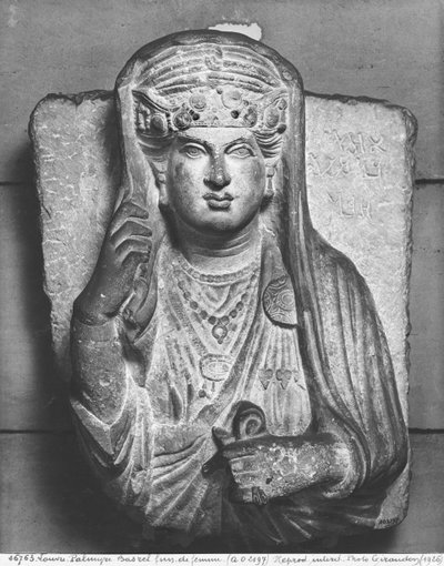 Begravningsrelief av en kvinnofigur, från Palmyra, Syrien av Syrian School