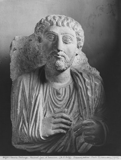 Begravningsrelief av en mansfigur, från Palmyra, Syrien av Syrian School