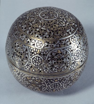 Orientalisk konst: Frule-parfym (brännparfym) eller handvärmare (handvärmare) från Syrien, sent 1400-tal, början av 1500-talet. Kopparlegering hamrad med gravdekor, hål, inlagd med guld, silver och svart pasta. Paris, Louvren av Syrian School