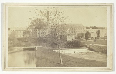 Utan titel (flod med vattenfall och fabriksbyggnad) av T. Holmes