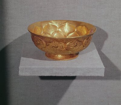 Skål dekorerad med präglade lotusblad (guld) av Tang Dynasty Chinese School
