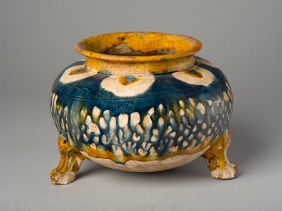 Skål på tre ben, Henan-provinsen (lergods) av Tang Dynasty Chinese School