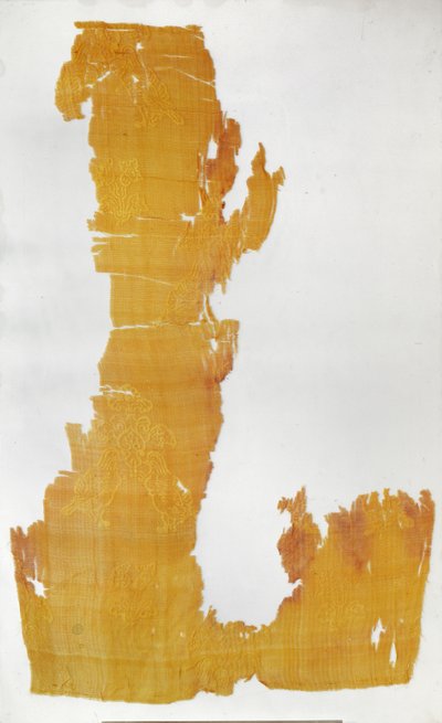 Fragment av material med mönster av blommotiv och mandarinänder (silke gasväv batik) av Tang Dynasty Chinese School