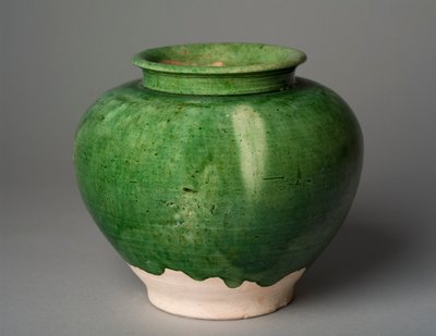 Grönglaserad burk (lergods) av Tang Dynasty Chinese School