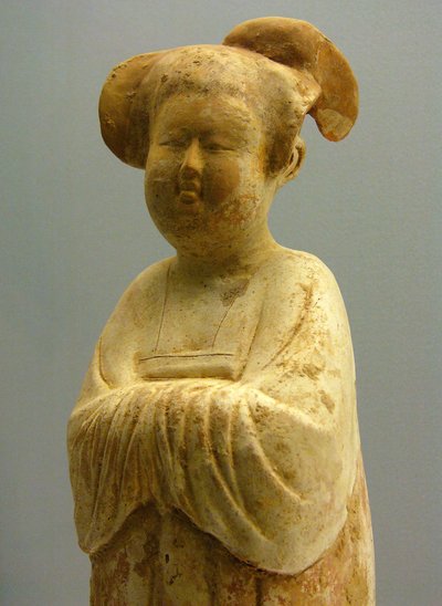 Målad keramik och dorée, kvinnlig figur, Tangdynastin (618-907), Shanghai National Museum. Fotografi, Leonard de Selva, Kina, 2006. av Tang Dynasty Chinese School