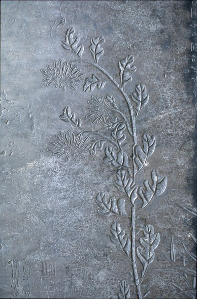 Stele graverad med en krisantem, blommor och löv, 618-907 (sten) av Tang Dynasty Chinese School