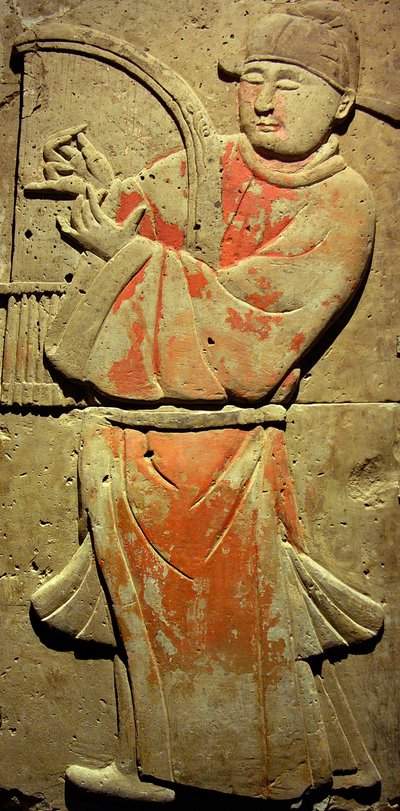 Terrakottastele med musiker, Tangdynastin (618-907), upptäckt i Shaanxi-provinsen, Steles Forest Museum i Xian. Fotografi, Leonard de Selva, Kina, 2006. av Tang Dynasty Chinese School