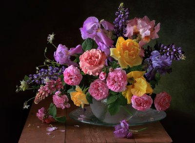 Livfullt blomsterstilleben av Tatyana Skorokhod