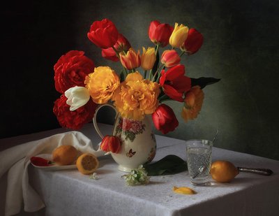 Livfullt blomsterstilleben av Tatyana Skorokhod
