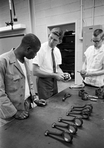 Bilmekanikerutbildning vid North Carolina Industrial Training Centers 1965... av Ted Spiegel