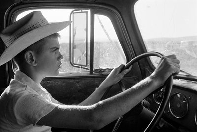 Familjejordbrukaren Ed Ker på A.M. Ker Ranch är en jordbrukande homesteader som odlar alfalfa... av Ted Spiegel
