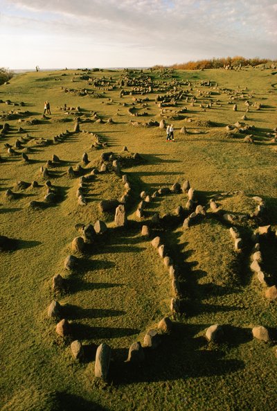 Hullformade stenmarkeringar som vikingarna satte upp finns på en gammal begravningsplats i Danmark. av Ted Spiegel