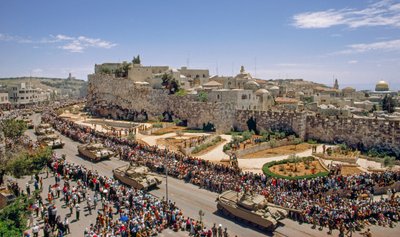 Israeliska vapen och soldater paraderar på självständighetsdagen genom den tidigare jordanska... av Ted Spiegel