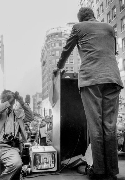 John F Kennedy håller kampanjtal i Seattle, WA av Ted Spiegel