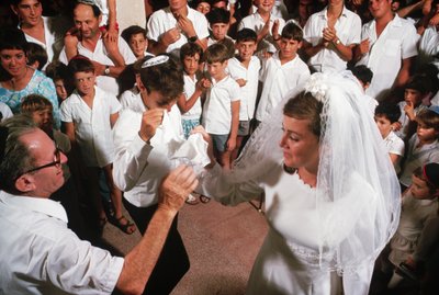 Kibbutzniks dansar runt brud och brudgum av Ted Spiegel