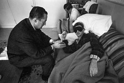 Patient inom mentalvården genomgår psykofarmakologisk behandling och experiment av Ted Spiegel