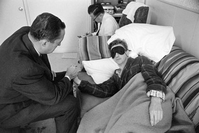 Patient inom mentalvården genomgår psykofarmakologisk behandling och experiment av Ted Spiegel