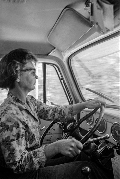 Mildred Cooper är en 43 år gammal mormor, är lastbilschaufför med timmerbil av Ted Spiegel