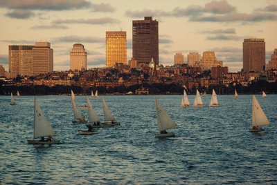 Segelbåtar vid solnedgången i Charles River Basin, nedanför Beacon Hill. av Ted Spiegel