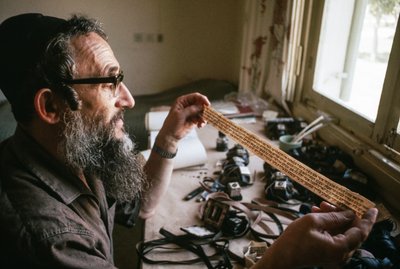 Skribent aka sofer kontrollerar innehållet i ett tefillin av Ted Spiegel