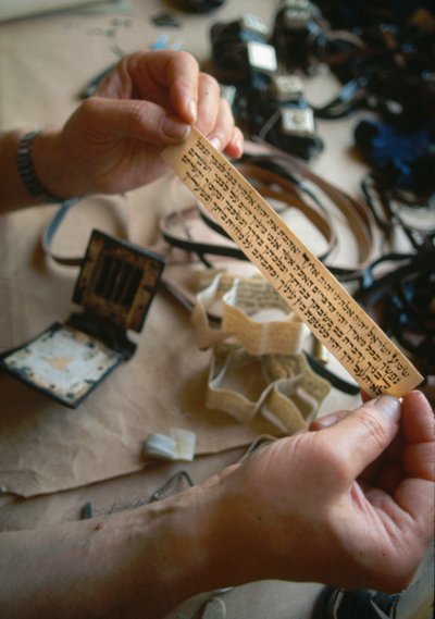 Skribent aka sofer kontrollerar innehållet i ett tefillin av Ted Spiegel