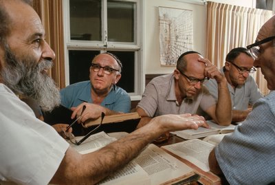 Talmudisk diskussion på en kibbutz av Ted Spiegel