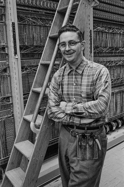 Underhåll av telefonutrustning hos PacTel aka Pacific Telephone i Bellingham, ... av Ted Spiegel