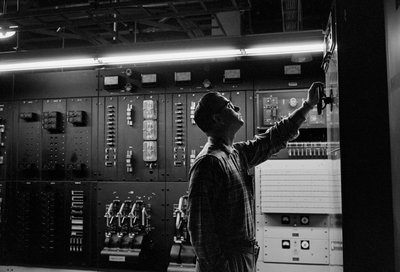 Underhåll av telefonutrustning hos PacTel aka Pacific Telephone i Bellingham, ... av Ted Spiegel