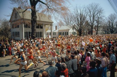 Den 77:e upplagan av Boston Marathon börjar här. av Ted Spiegel