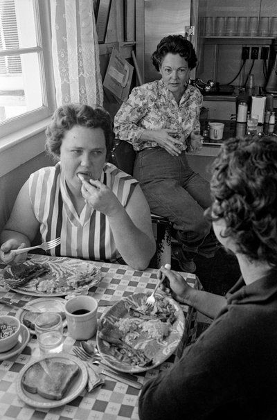 Kvinnor pratar över en frukost på en diner i Oregon av Ted Spiegel