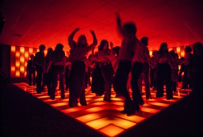 Unga dansare på ett diskotek nattklubb diskotek dansar på ett upplyst golv av Ted Spiegel